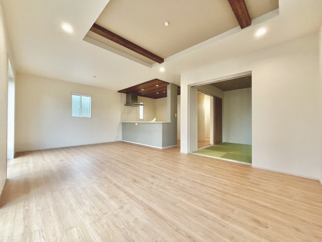 仲介手数料無料 ブルーミングガーデン菊陽町武蔵ヶ丘北1丁目2号棟 武蔵ヶ丘北小・武蔵ヶ丘中の居間・リビング|LDK19帖｜吹抜から光が入るリビング
