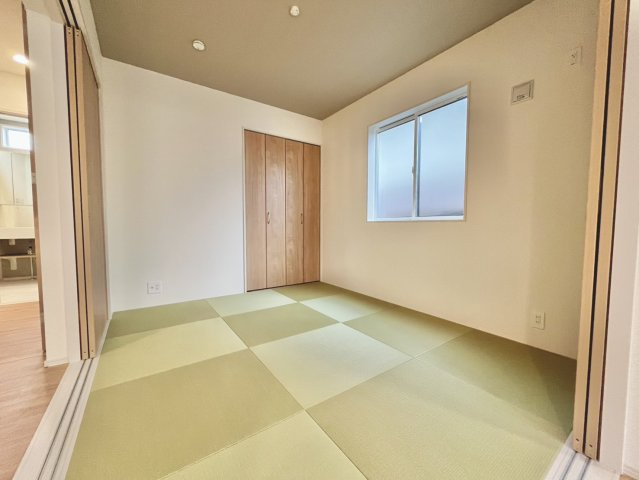 仲介手数料無料 ブルーミングガーデン菊陽町武蔵ヶ丘北1丁目2号棟 武蔵ヶ丘北小・武蔵ヶ丘中の和室|和室5.25帖｜LDKに隣接