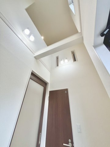 仲介手数料無料 ブルーミングガーデン菊陽町武蔵ヶ丘北1丁目1号棟 武蔵ヶ丘北小・武蔵ヶ丘中の内装|玄関吹抜｜縦に広がる明るい空間