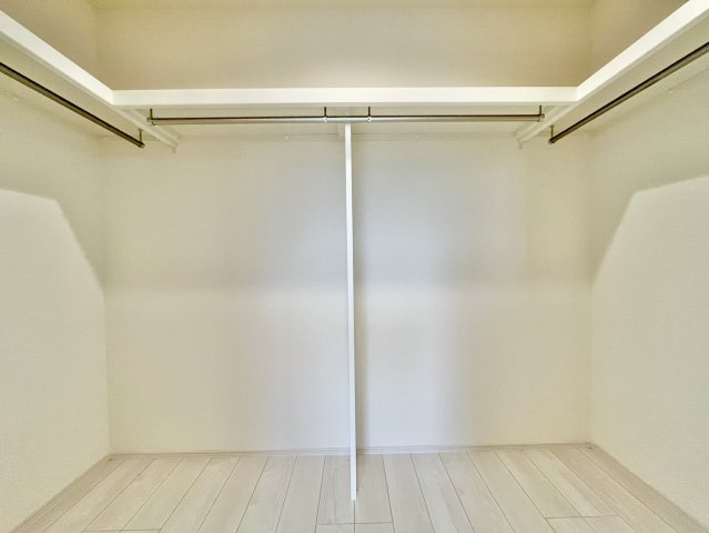 仲介手数料無料 ブルーミングガーデン菊陽町武蔵ヶ丘北1丁目1号棟 武蔵ヶ丘北小・武蔵ヶ丘中の収納|WIC｜衣類をまとめて収納できます