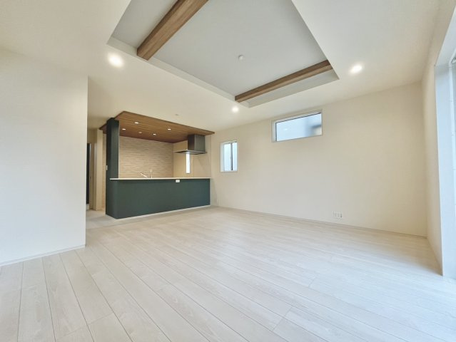 仲介手数料無料 ブルーミングガーデン菊陽町武蔵ヶ丘北1丁目1号棟 武蔵ヶ丘北小・武蔵ヶ丘中の居間・リビング|LDK18帖｜折上天井で開放感のある空間