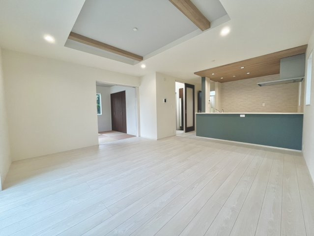 仲介手数料無料 ブルーミングガーデン菊陽町武蔵ヶ丘北1丁目1号棟 武蔵ヶ丘北小・武蔵ヶ丘中の居間・リビング|LDK18帖｜和室と続き間で利用できます