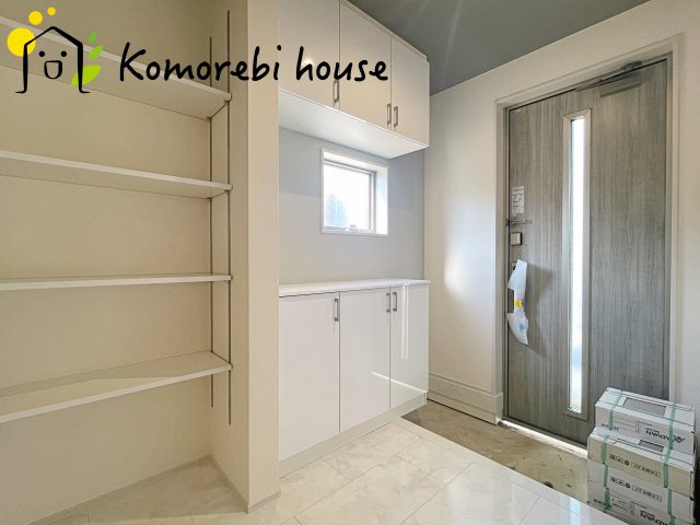 上尾市小泉　新築一戸建て　リーブルガーデン　01の玄関|収納もある玄関です