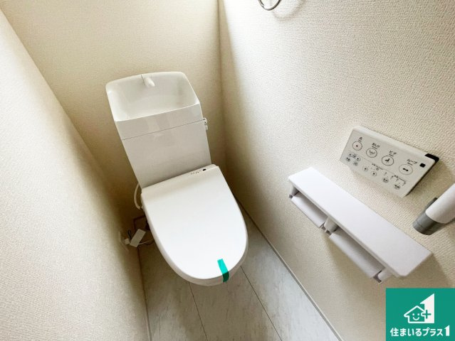 川西市向陽台　第4期　新築一戸建てのトイレ|2ヶ所にあるので、朝の忙しい時間の順番待ちもなく、深夜の利用にも大変便利です。