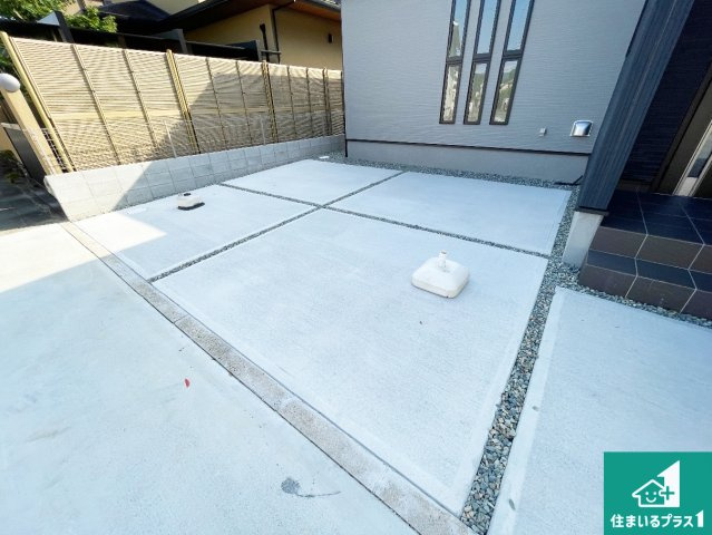 川西市向陽台　第4期　新築一戸建ての駐車場|並列2台駐車可能！ゆとりの駐車スペースで車庫入れもスムーズ！

