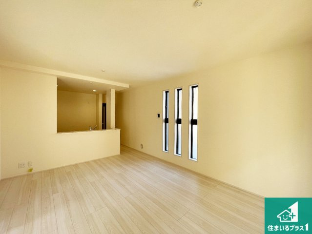 川西市向陽台　第4期　新築一戸建ての居間・リビング|シンプルなリビングは、観葉植物等のインテリアを楽しめますね！パパ好みにも、ママ好みにも家具次第で雰囲気を変えることができます！