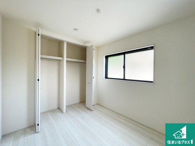 川西市向陽台　第4期　新築一戸建ての洋室|収納スペースが充実しているので子供の成長に合わせてたくさん収納ができます！家族構成に合わせた様々な活用ができる収納！