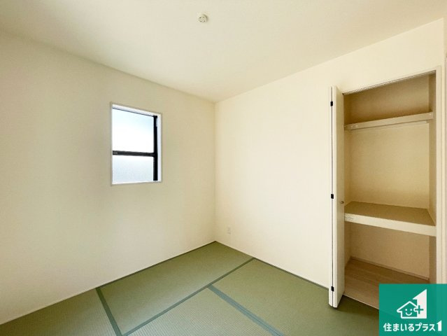 川西市向陽台　第4期　新築一戸建ての和室|一室あると便利な和室は客間としてだけでなく、小さなお子様のプレイルームや食後のくつろぎスペースとしてもご利用いただけます。収納もついていますので大活躍間違いなし！