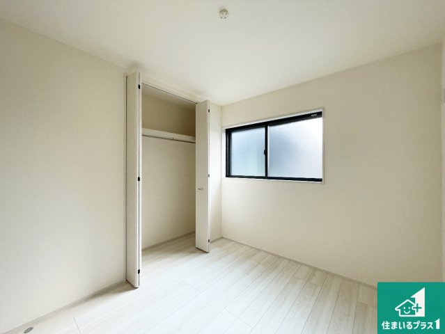 川西市向陽台　第4期　新築一戸建ての洋室|収納スペースが充実しているので子供の成長に合わせてたくさん収納ができます！家族構成に合わせた様々な活用ができる収納！