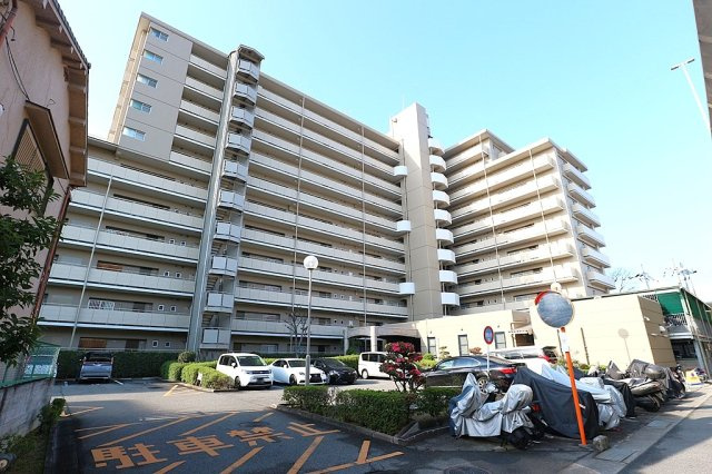 ローレル武庫之荘の外観| 阪急神戸線 「武庫之荘駅」利用可◎落ち着いた住宅街に佇むマンションです。周辺には生活施設や公園が点在し、穏やかな住環境が魅力♪自然を感じながらゆったりとした暮らしをお楽しみいただけます。