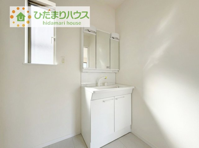 【独立洗面台】 | 我孫子市湖北台5丁目11番　新築戸建　B号棟 | 三面鏡の大きな鏡は憧れます(^^♪
鏡の後ろは収納となっていて、細かいものでも収納できるのでスッキリと整理できます！