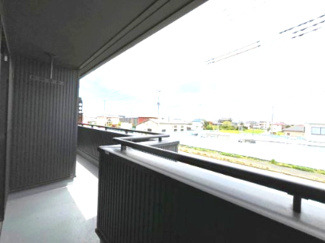【バルコニー】 | 木更津市金田東　中古戸建　袖ヶ浦駅 | 広々二面バルコニー！南東向きで陽当たり良好です♪
たっぷりの陽射しを享受することができます。洗濯物も良く乾き、ちょっとしたベランダ菜園もできますね♪
