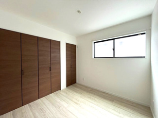 【洋室】 | 木更津市金田東　中古戸建　袖ヶ浦駅 | ２台4.5帖洋室。収納スペースは大容量のクローゼットと２ヵ所あります。