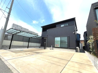 【外観】 | 木更津市金田東　中古戸建　袖ヶ浦駅 | 駐車スペースは３台可能！１台分のカーポートあります。
余裕のあるスペースは来客時にも便利。外水栓があるので洗車をすることもできます。
