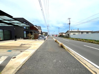 【前面道路含む現地写真】 | 木更津市金田東　中古戸建　袖ヶ浦駅 | 前面道路は１４ｍの公道で、見通しが良く車の出し入れもスムーズです。
しっかり歩道も整備されています。
