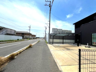 【前面道路含む現地写真】 | 木更津市金田東　中古戸建　袖ヶ浦駅 | 前面道路は１４ｍの公道で、見通しが良く車の出し入れもスムーズです。
しっかり歩道も整備されています。