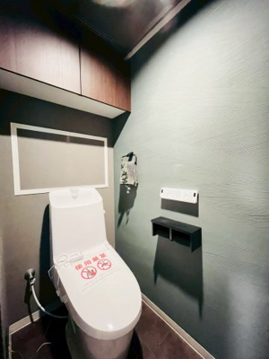 【トイレ】 | グリーンビュー鶴見一号棟 | トイレは温水洗浄便座完備。扉付きの吊り戸棚で収納スペースも十分です。