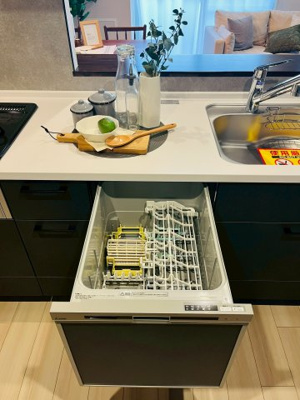 【キッチン】 | グリーンビュー鶴見一号棟 | 食洗機は家事の時短につながるだけでなく、水の使い過ぎも防げます。 また、一般的には手洗いよりも綺麗に洗えると言われています。