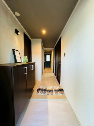 グリーンビュー鶴見一号棟の玄関|毎日通る玄関。LDKまでまっすぐ廊下が続いています。腰高のシューズボックスつき。