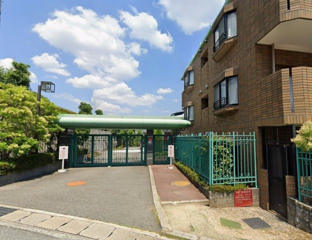 ファミールヒルズコート上甲東園の駐車場