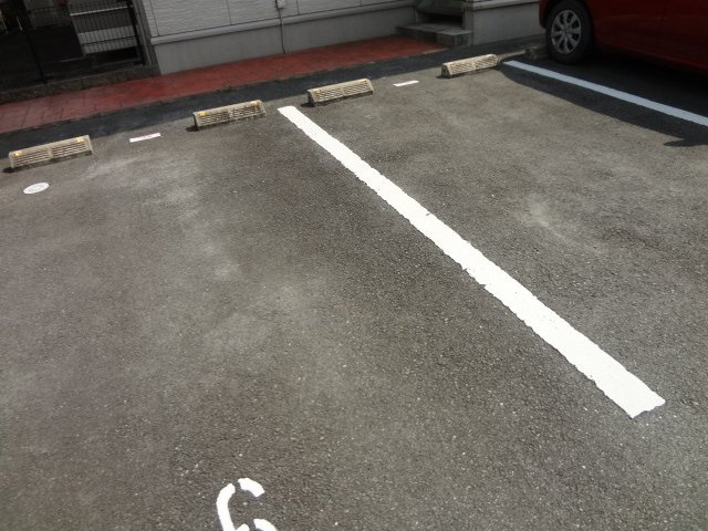 ロイヤル・レセンテ B棟の駐車場
