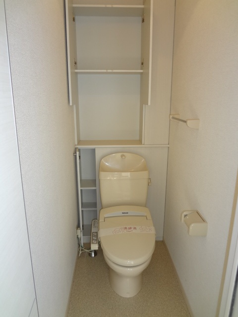 ロイヤル・レセンテ B棟のトイレ|落ち着いた色調のトイレです