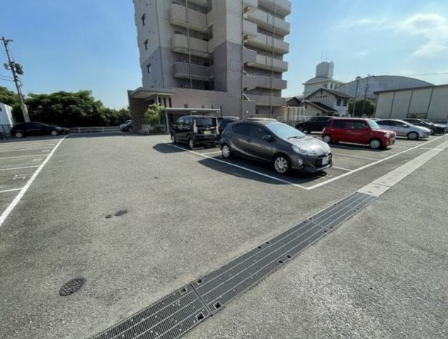 メゾンドクレチュールの駐車場