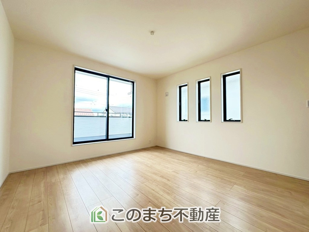 LiveleGarden.S栃木市都賀町升塚第2の洋室|陽光がふんだんに降り注ぐお部屋です。陽だまりの空間で、プライベートなお家時間も快適にお過ごしいただけます♪
