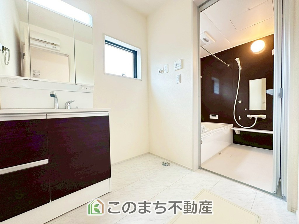 LiveleGarden.S栃木市都賀町升塚第2の独立洗面台|脱衣所は広々としておりますので、お子様のお着替えもストレスなくできます！
