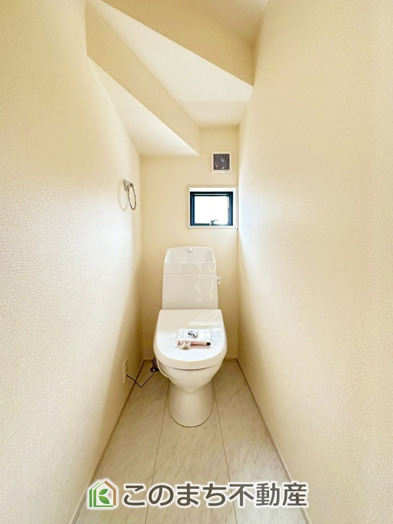 LiveleGarden.S栃木市都賀町升塚第2のトイレ|小窓から換気ができて清潔なトイレスペース☆温水洗浄便座搭載です！
