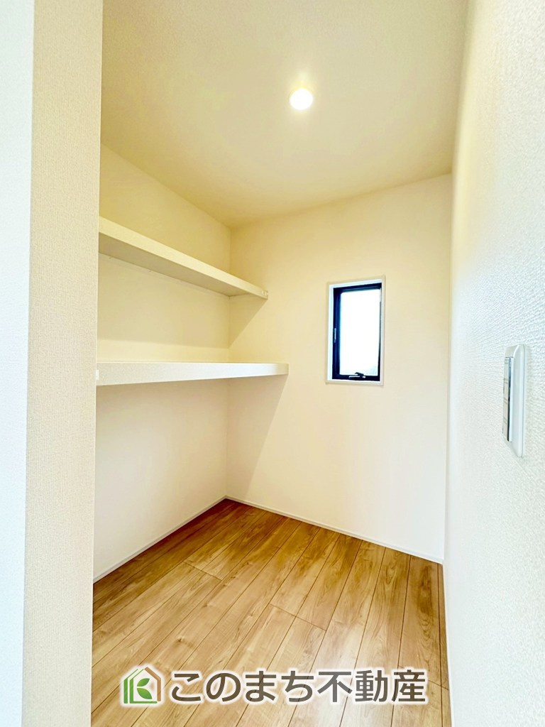LiveleGarden.S栃木市都賀町升塚第2の収納|"主寝室には収納を多めに設置しております。
私服からスーツまでご夫婦お二人分の収納も可能ですね！"
