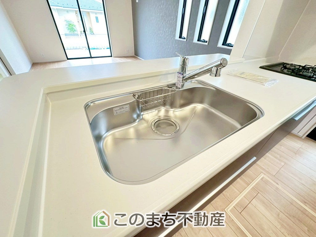 LiveleGarden.S栃木市都賀町升塚第2の設備|ビルトイン型浄水器を内蔵したキッチン水栓。お米を研いだり、野菜を洗ったりするときなど用途に応じてワンタッチで浄水に切り替えが可能です。カートリッジ式なので、フィルターを簡単に交換する事が出来ます。