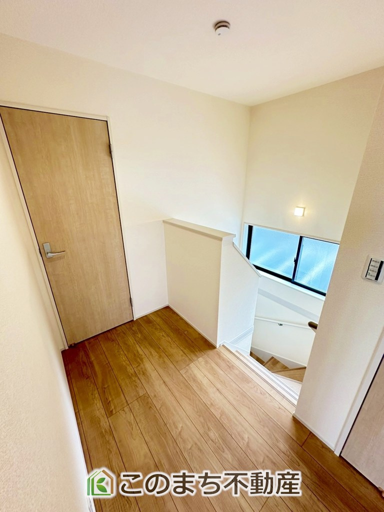 LiveleGarden.S栃木市都賀町升塚第2の内装|手すり付きで小さなお子様にも安心の階段スペースです☆
