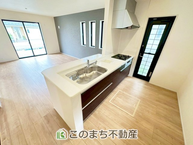 LiveleGarden.S栃木市都賀町升塚第2のキッチン|"お洒落なホワイト天板のペニンシュラキッチンを採用しております。
浄水器内蔵の水栓です♪"
