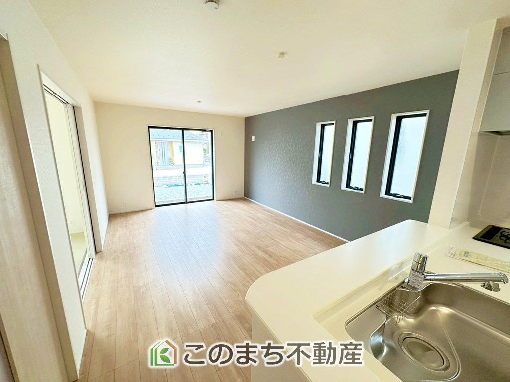 LiveleGarden.S栃木市都賀町升塚第2の居間・リビング|南側から暖かな日差しが差し込みます♪キッチンからリビングの様子がよく見渡せます☆
