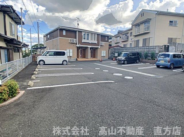 直方市大字直方のアパートの駐車場