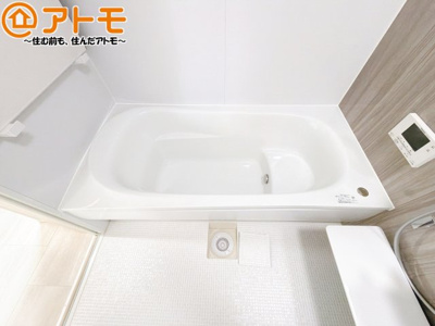 【浴室】 | 駿河区有東1丁目10期　新築戸建　全1棟 | お子様やお年寄りが使いやすいだけでなく、半身浴にも便利なベンチタイプの湯舟です。お湯の節約にも！