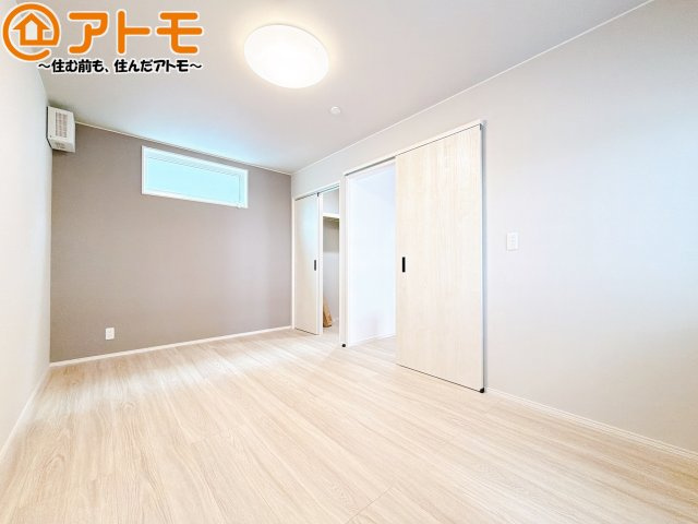 【寝室】 | 駿河区有東1丁目10期　新築戸建　全1棟 | アクセントクロスが印象的なお部屋です。お気に入りの家具に囲まれてゆったり過ごしたいですね♪
