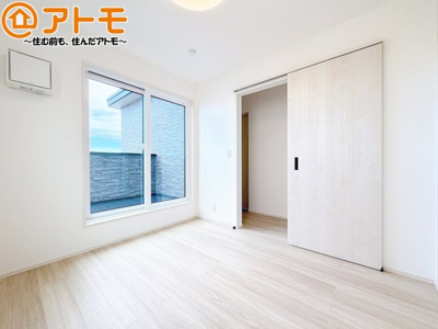 【寝室】 | 駿河区有東1丁目10期　新築戸建　全1棟 | バルコニーに面したお部屋なので、布団などの大きなものも楽々干せます♪