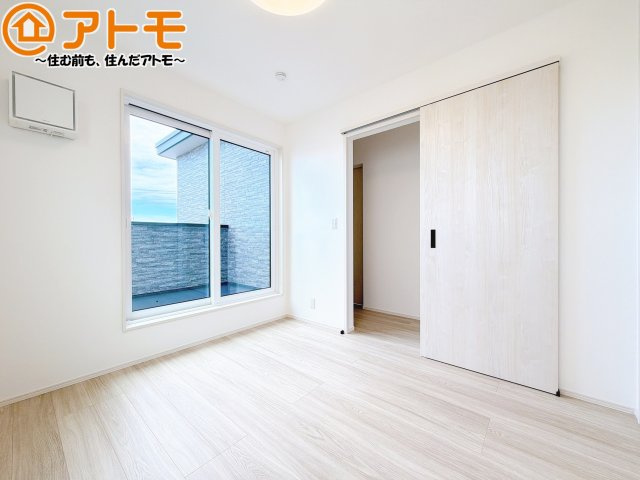 【寝室】 | 駿河区有東1丁目10期　新築戸建　全1棟 | バルコニーに面したお部屋なので、布団などの大きなものも楽々干せます♪