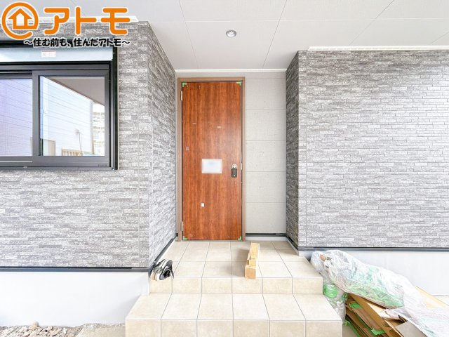 【玄関】 | 駿河区有東1丁目10期　新築戸建　全1棟 | 落ち着いた色合いの玄関はダブルロックで防犯性に優れた仕様になっています♪