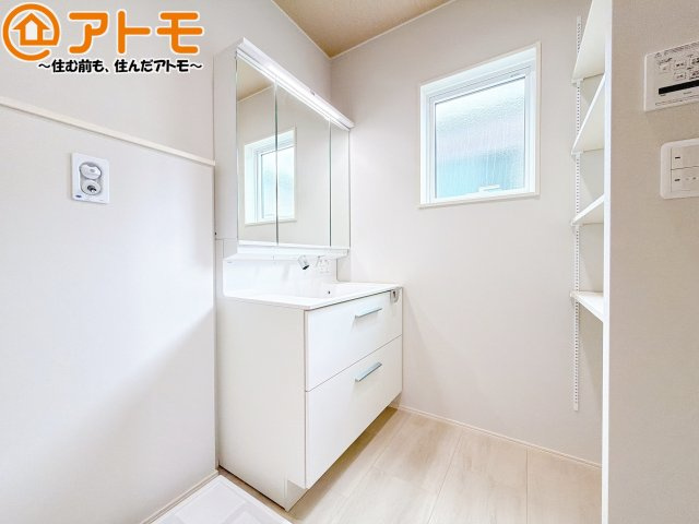 【独立洗面台】 | 駿河区有東1丁目10期　新築戸建　全1棟 | 壁付け水栓の洗面台は水垢がたまりにくく、お掃除がしやすいですね♪