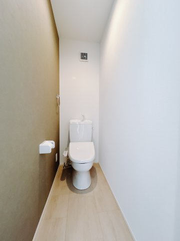 【中古戸建】高崎市八幡町のトイレ|■トイレ｜オシャレなアクセントクロスが魅力的なトイレになっています♪
