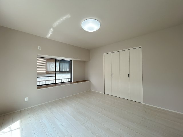 【中古戸建】高崎市八幡町の洋室|■1階洋室｜お子様の一人部屋にピッタリな洋室。木のぬくもりを感じるフローリングは、天然木の味わいが時とともに深みを増していきます。また、傷にも強く、フリーワックスでお手入れもラクラクです♪