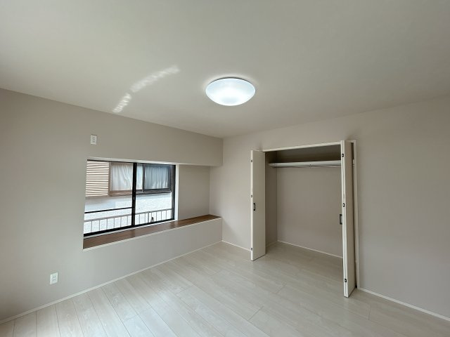 【中古戸建】高崎市八幡町の洋室|■1階洋室｜各居室には収納をご用意しています♪常にお部屋を綺麗に保てます！小さなお子様も自然とお片付けができるようになるのでうれしいですよね！
