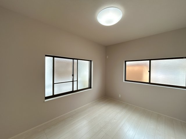 【中古戸建】高崎市八幡町の洋室|■1階洋室｜各洋室には大きな窓をご用意しています。日中はあたたかな日差し差し込み自分時間も充実できますね＾＾