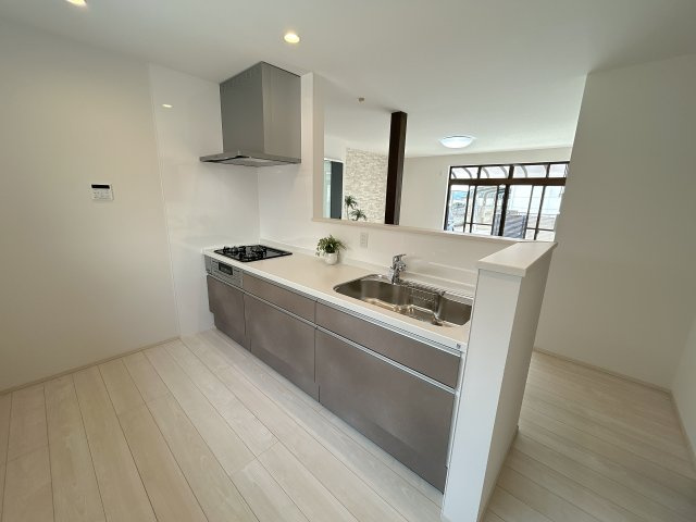 【中古戸建】高崎市八幡町のキッチン|■キッチン｜作業がはかどる広々カウンタースペース。会話がはずむ「オープンキッチン」なので家族とのコミュニケーションも活発になります。