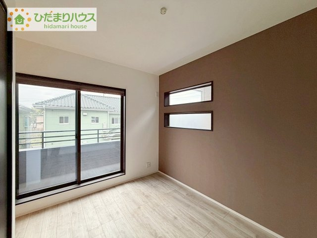 【寝室】 | 結城市みどり町2丁目　中古戸建 | 子供部屋やワークスペースとして使いやすいサイズ感。
バルコニーにも面しており、採光・通風良好です。