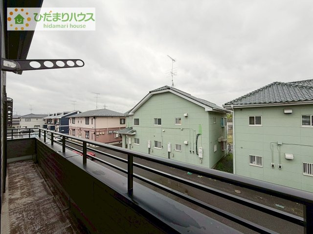 【バルコニー】 | 結城市みどり町2丁目　中古戸建 | ワイドなバルコニーで、ご家族全員のお洋服もらくらく干せます。（クリーニング予定）