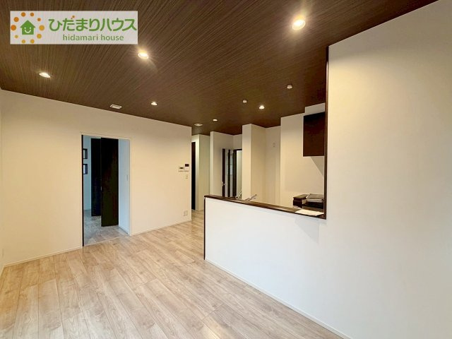 【居間・リビング】 | 結城市みどり町2丁目　中古戸建 | キッチン横の動線もとりやすく、家事効率に優れた設計です。